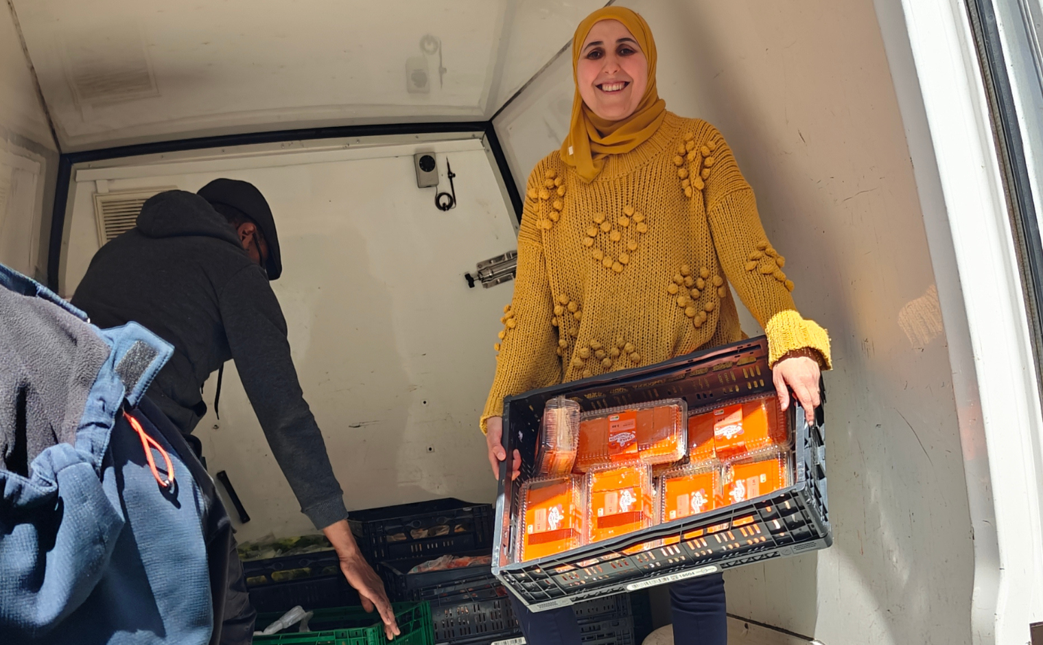 Latifa (Blije Buren, ondersteund door Haëlla Stichting) deelt voedsel uit bij de stadsnomaden van Amsterdam.