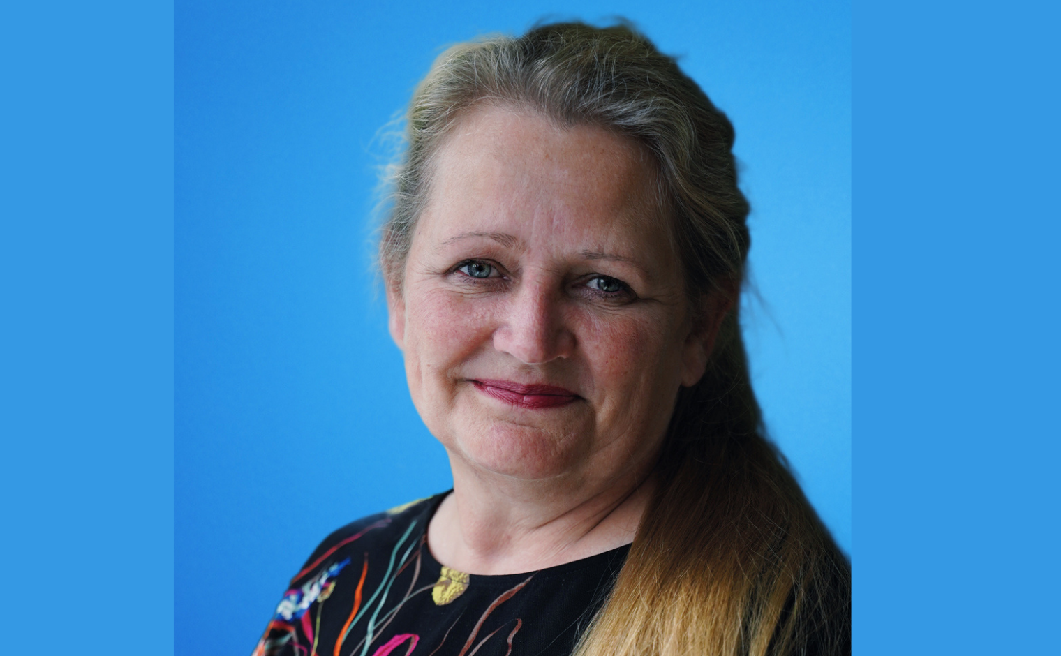 Vibeke Roeper is mede-eigenaar van de Texelse buitenplaats Brakestein bij Oudeschild
en directeur van het Genootschap Onze Taal.
