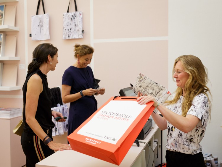 Tessie Loeff (rechts) in de Kunsthal Shop (C) Kunsthal Rotterdam