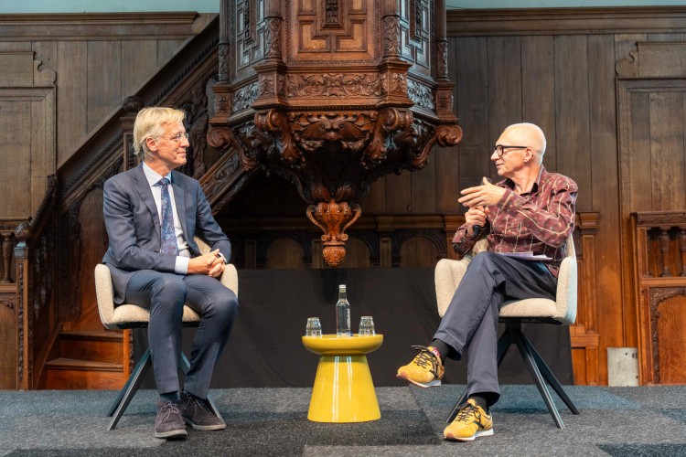 Robbert Dijkgraaf (links) in gesprek met Frénk van der Linden (C) Willem Visser