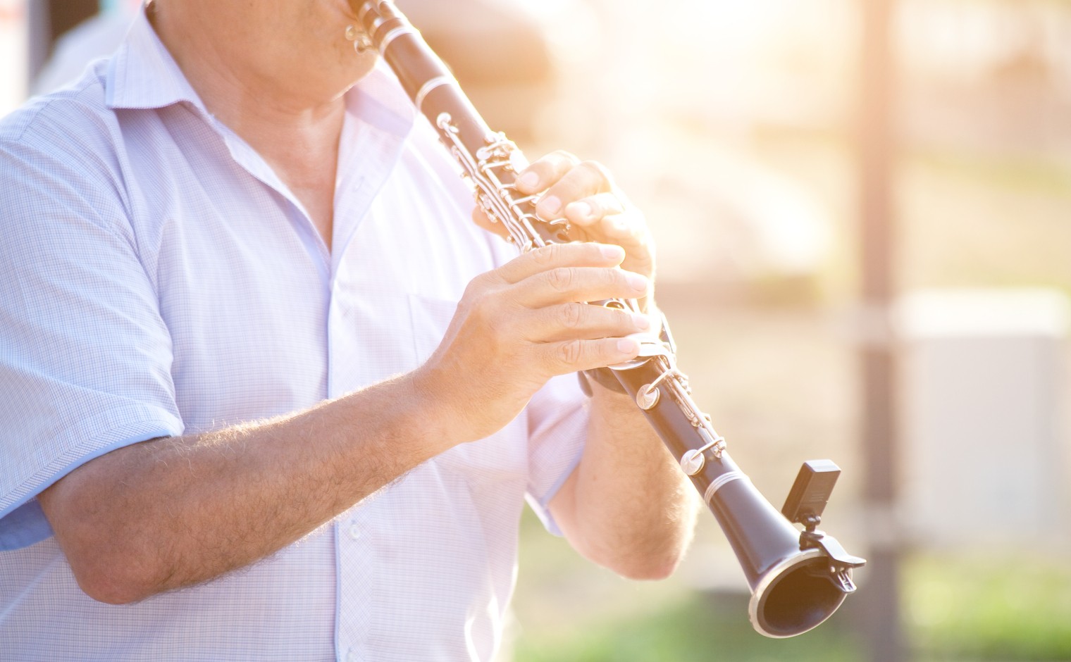 Man speelt klarinet