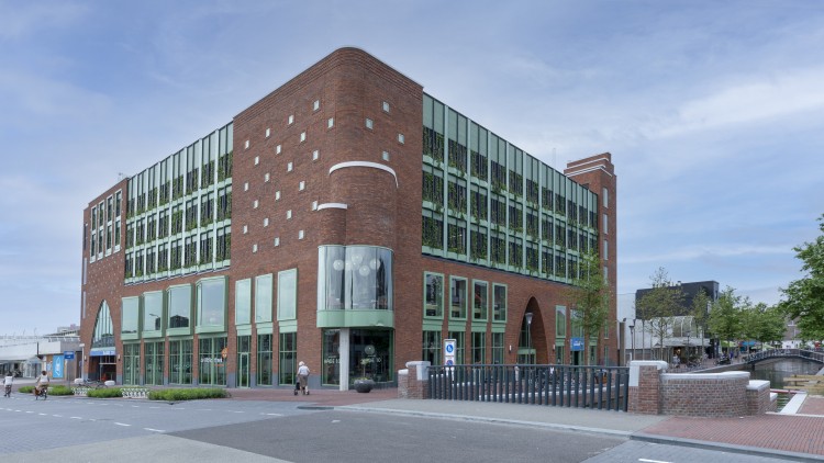 Het pand van de bibliotheek in het centrum van Alphen aan den Rijn (C) Aat Vos
