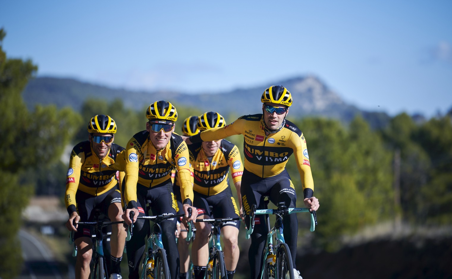 Een deel van het wielerteam van Jumbo-Visma, in de herkenbare gele tenues.