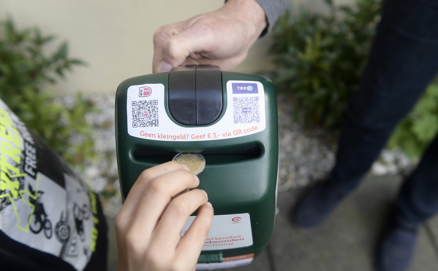 Een collectebus van de Brandwonden Stichting met QR-codes in Uithoorn.