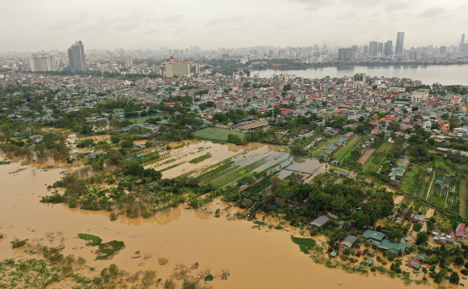 De Rode Rivier overstroomt in Hanoi (Vietnam) als gevolg van tyfoon Yagi (september 2024).