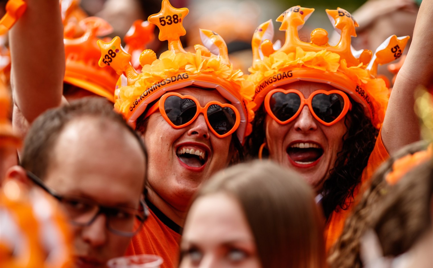 Mensen uitgedost in het oranje om Koningsdag te vieren in Utrecht.