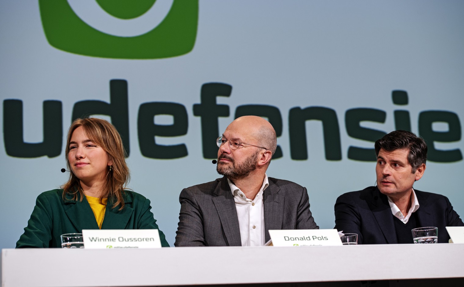 Winnie Oussoren (Milieudefensie Jong), Donald Pols (directeur) en Roger Cox (advocaat) bij de bekendmaking van de nieuwe Klimaatzaak.