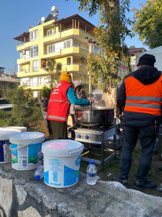 Save the Children deelt warme maaltijden uit in Hatay (C) Save the Children / Giro555