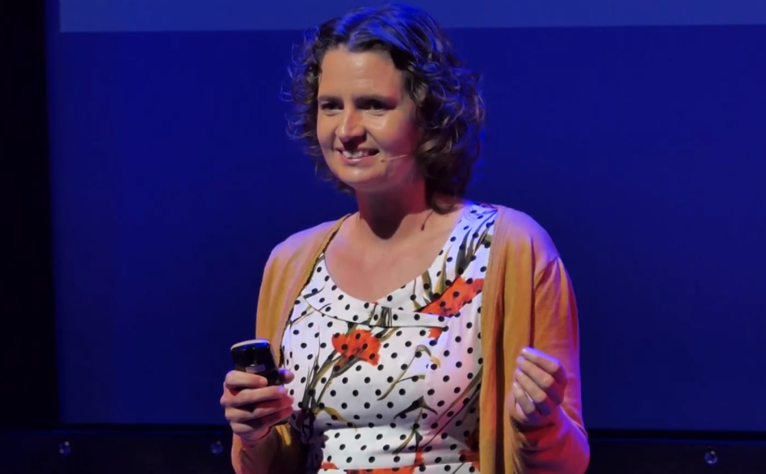 Pamala Wiepking, sprekend tijdens TEDxErasmusUniversityRotterdam in 2017.