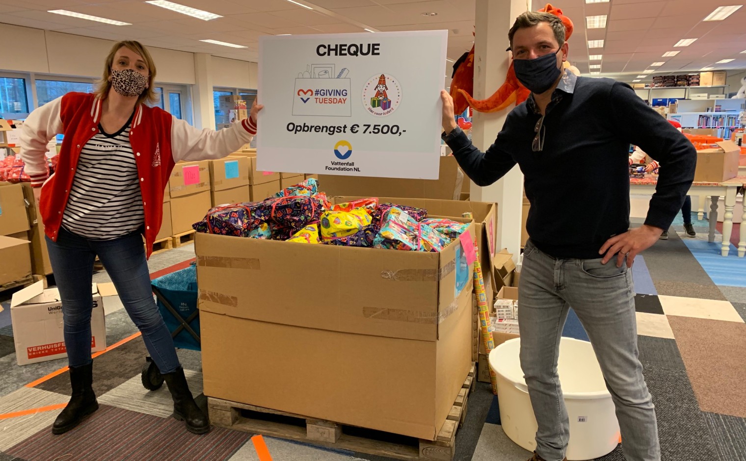 Sintvoorieder1 neemt cheque in ontvangst.