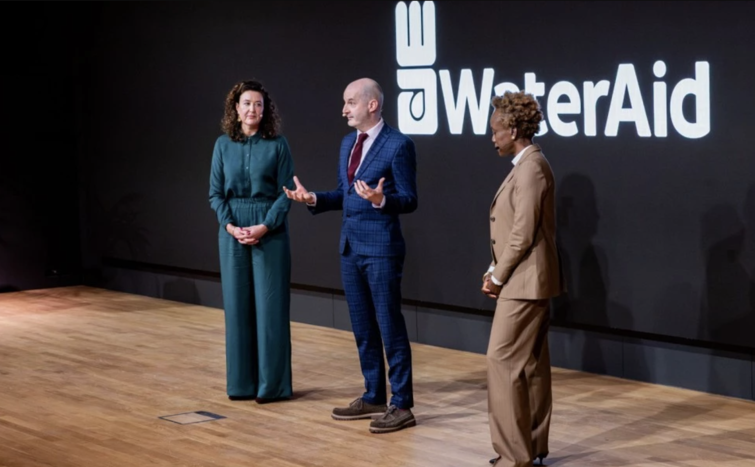 Veerle Ver Loren van Themaat, Andrew McCracken en Amaka Godfrey kondigen aan dat Simavi onderdeel wordt van de WaterAid Federatie.