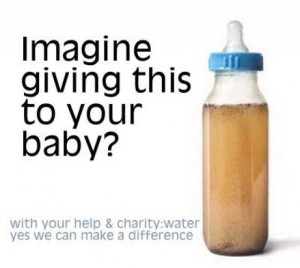Babyfles vol vies water van charity:water