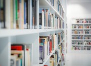 Bibliotheken gaan scholen helpen met verbeteren leesvaardigheid met overheidsgeld