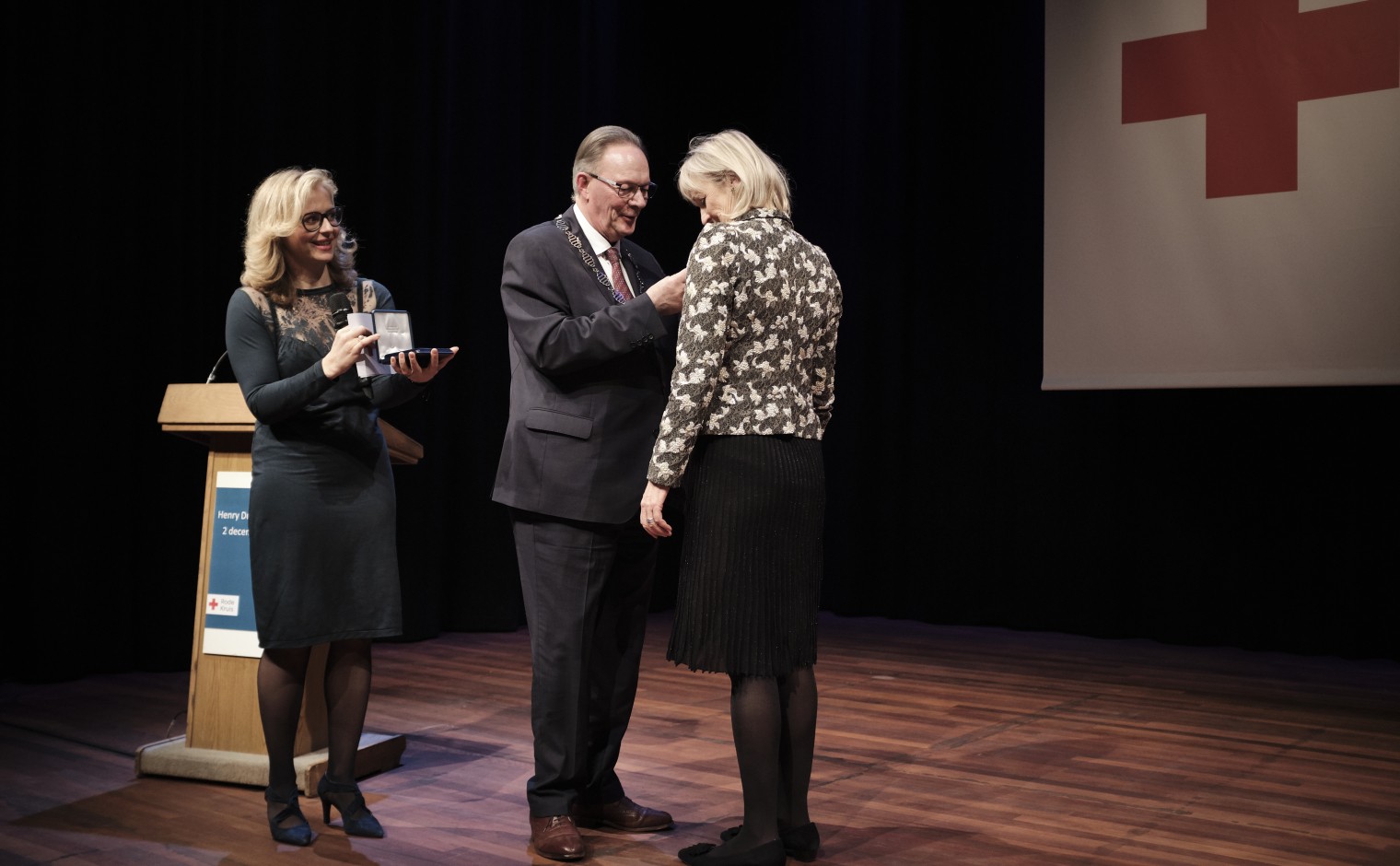 Inge Brakman ontvangt de onderscheiding