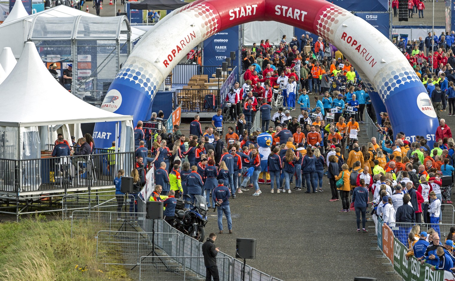 De start van de Roparun 2021, 2 oktober 2021 in Landgraaf.