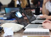 Leergeld Nederland: ‘Waarom schoolboeken wel, maar laptops niet gratis?’