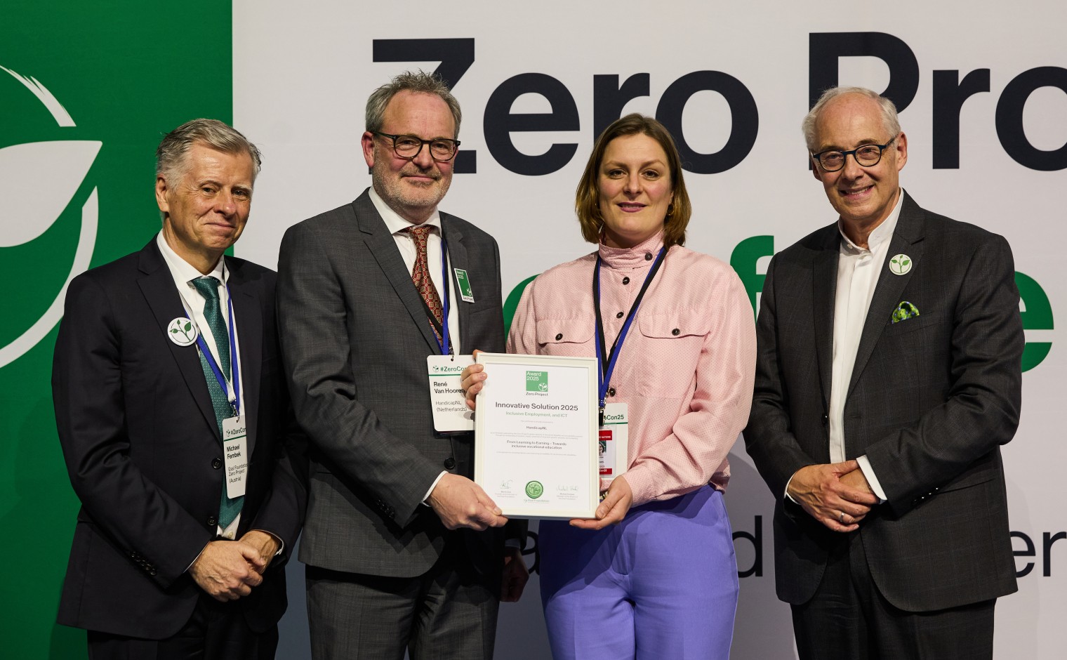 HandicapNL neemt de Zero Project Award in ontvangst: v.l.n.r. Michael Fembeck (CEO Zero Project), René van Hooren en Kim Helder (HandicapNL) en Martin Essl (oprichter Essl Foundation).