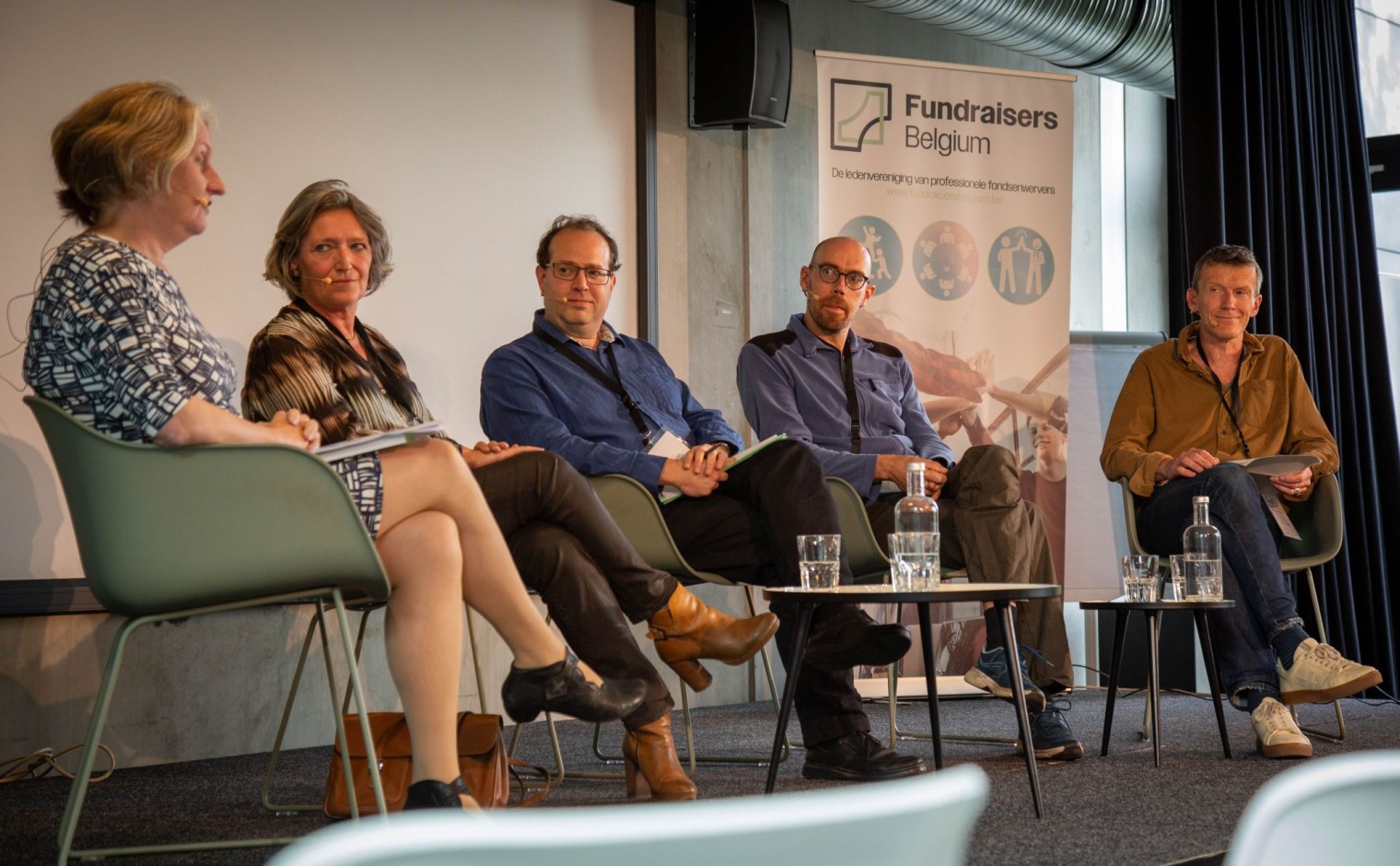 Het panel in discussie tijdens de Dag van de Fondsenwerving 2023, georganiseerd door FAB.