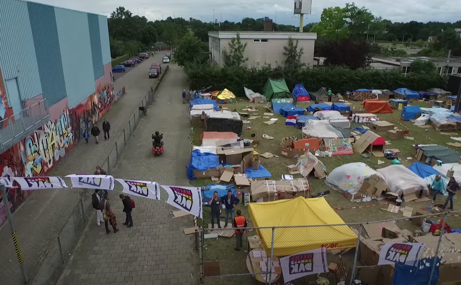 Stills uit de campagne 'Nacht zonder dak' van TEAR (Bron: YouTube)