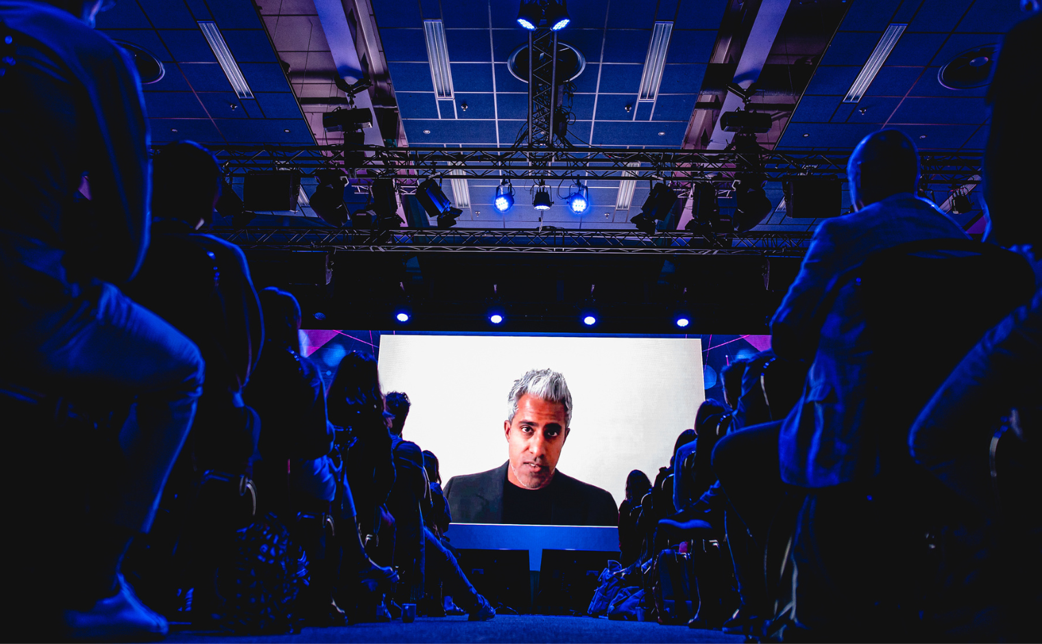 Anand Giridharadas spreekt de aanwezigen van IFC 2022 toe tijdens zijn plenaire keynote.