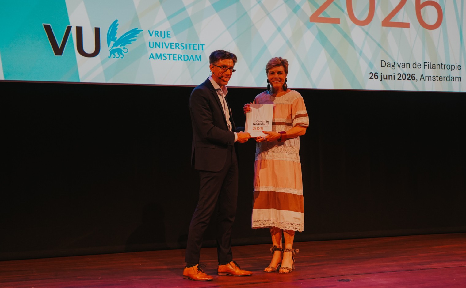 René Bekkers overhandigt het eerste exemplaar van Geven in Nederland
2026 aan prinses Laurentien van Oranje.