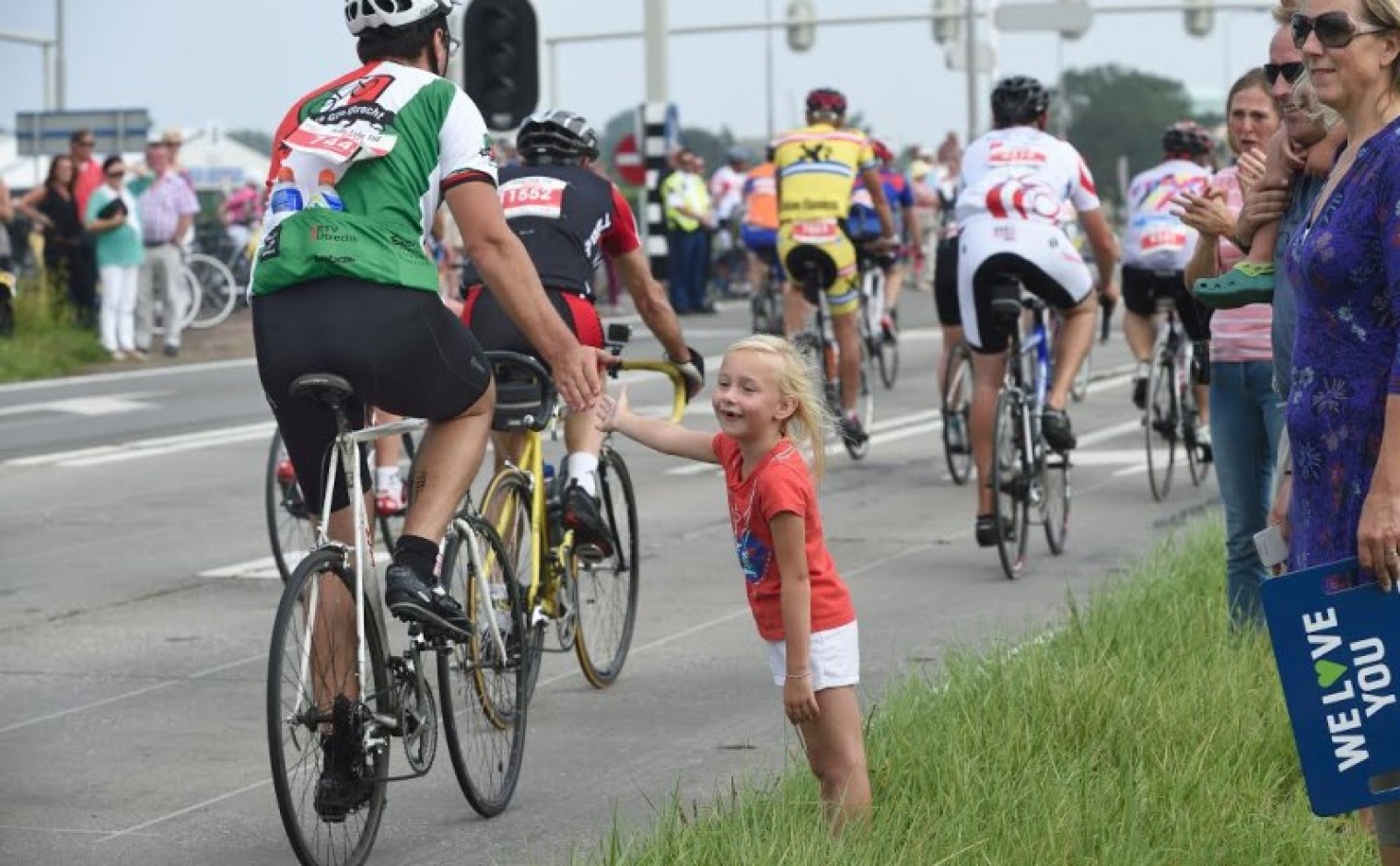 Fietsers tijdens Ride for the Roses voor KWF Kankerbestrijding.