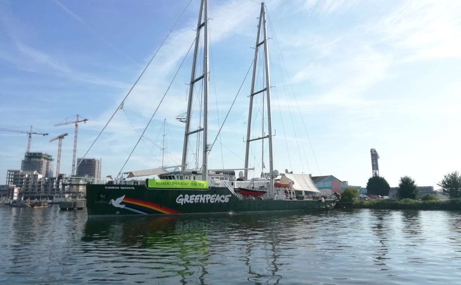 De Rainbow Warrior, in de haven in Amsterdam.