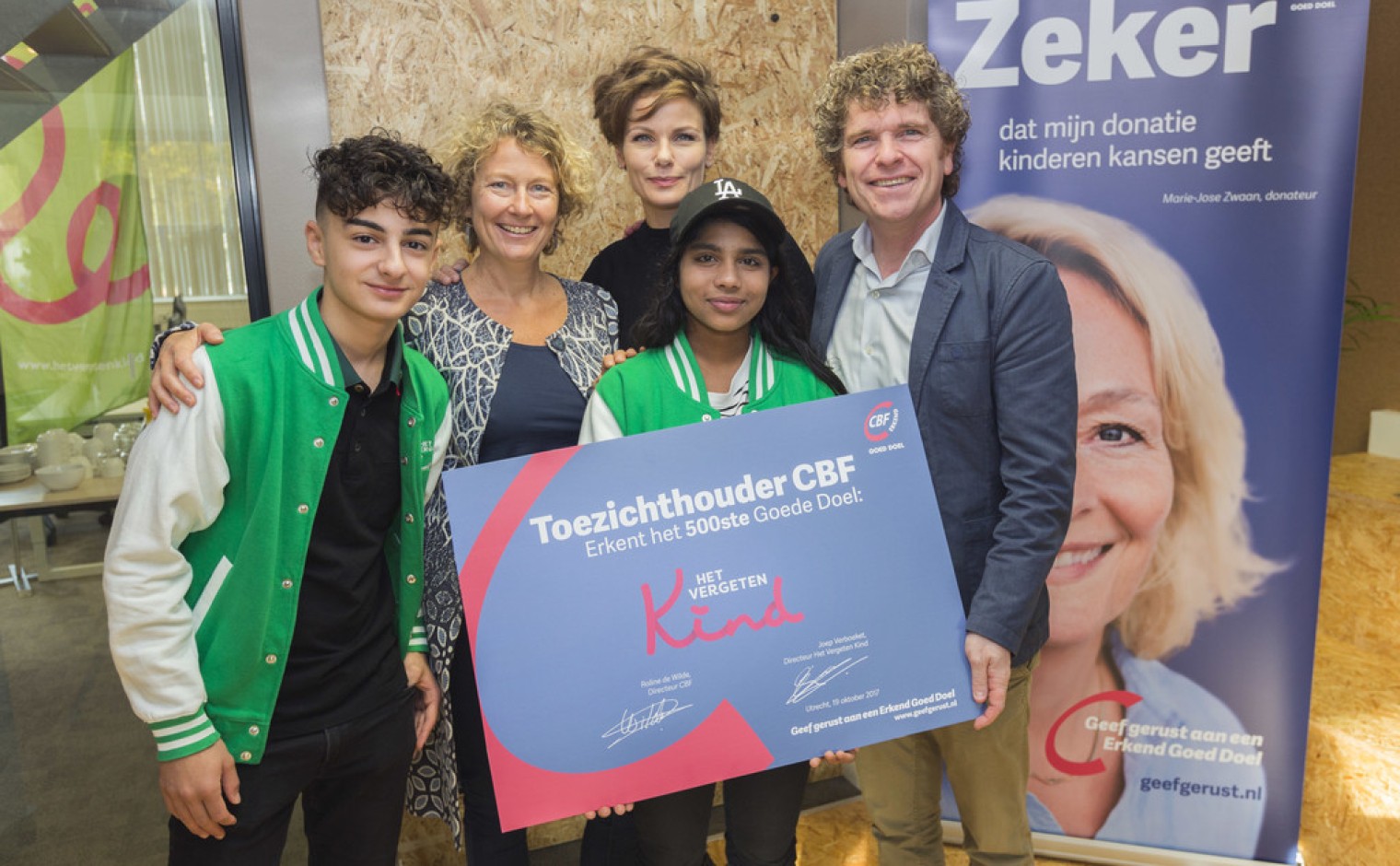 V.l.n.r. Narek, directeur CBF Roline de Wilde, Angela Schijf, Laxana, directeur Het Vergeten Kind Joep Verboeket.