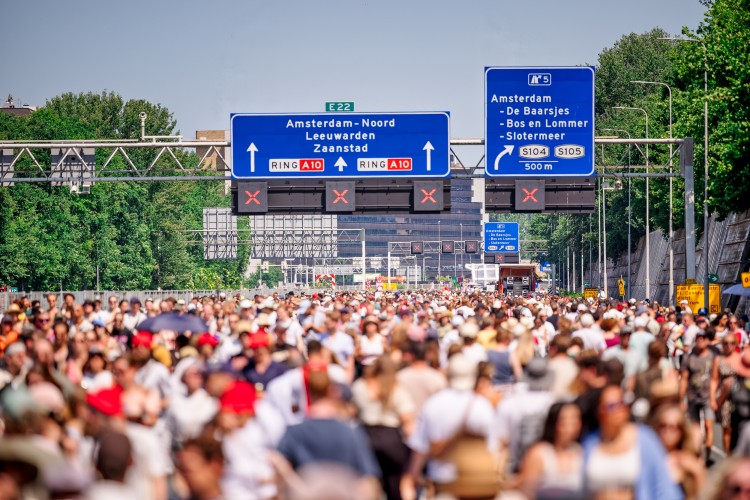 Je kon bij vlagen over de koppen lopen (C) MNO Photo