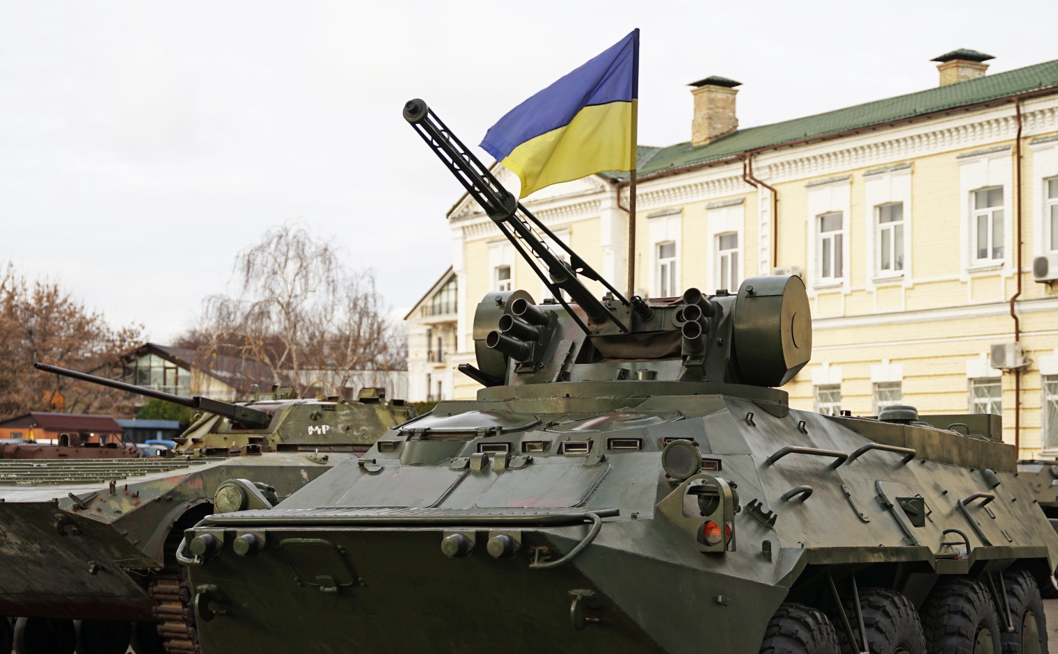 Tank met Oekraïense vlag in de hoofdstad Kiev.