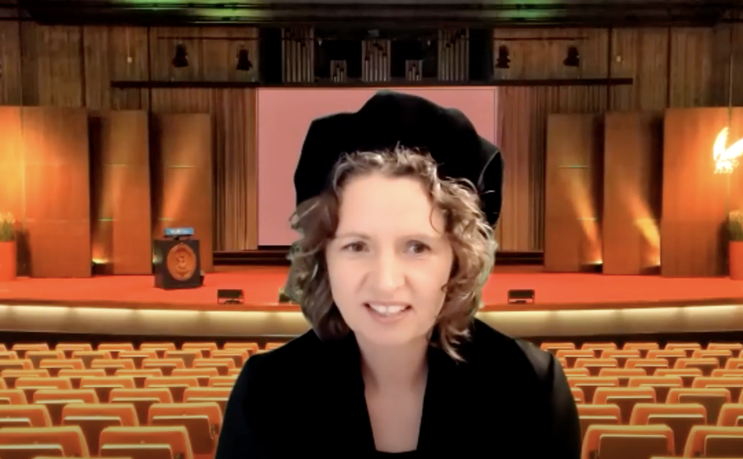 Pamala Wiepking tijdens haar oratie op 19 maart 2021. Op de achtergrond het auditorium van de VU, maar ze sprak de oratie uit via Zoom.