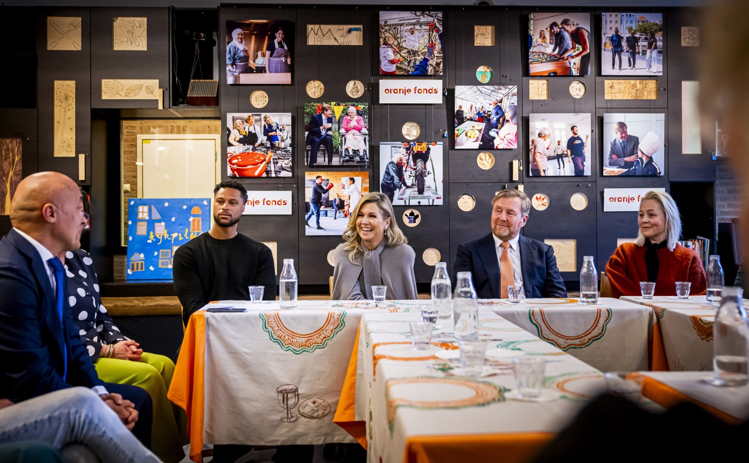 Het Koninklijk Paar bij een bijeenkomst van het Oranje Fonds.