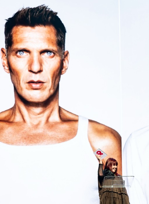 Shirley den Hartog neemt de prijs in ontvangst (C) Nico Alsemgeest