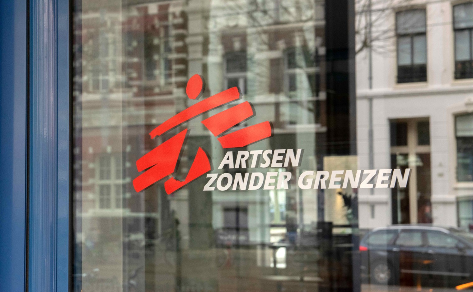 Logo van Artsen zonder Grenzen op het kantoor in Amsterdam (2020)