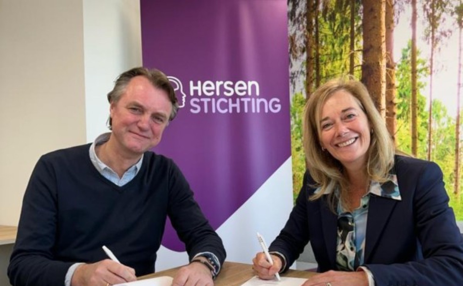 David Verschoor (directeur Hersenstichting) en Anke Braams (Managing Director Benelux Keesing Media Group) tekenen de overeenkomst.