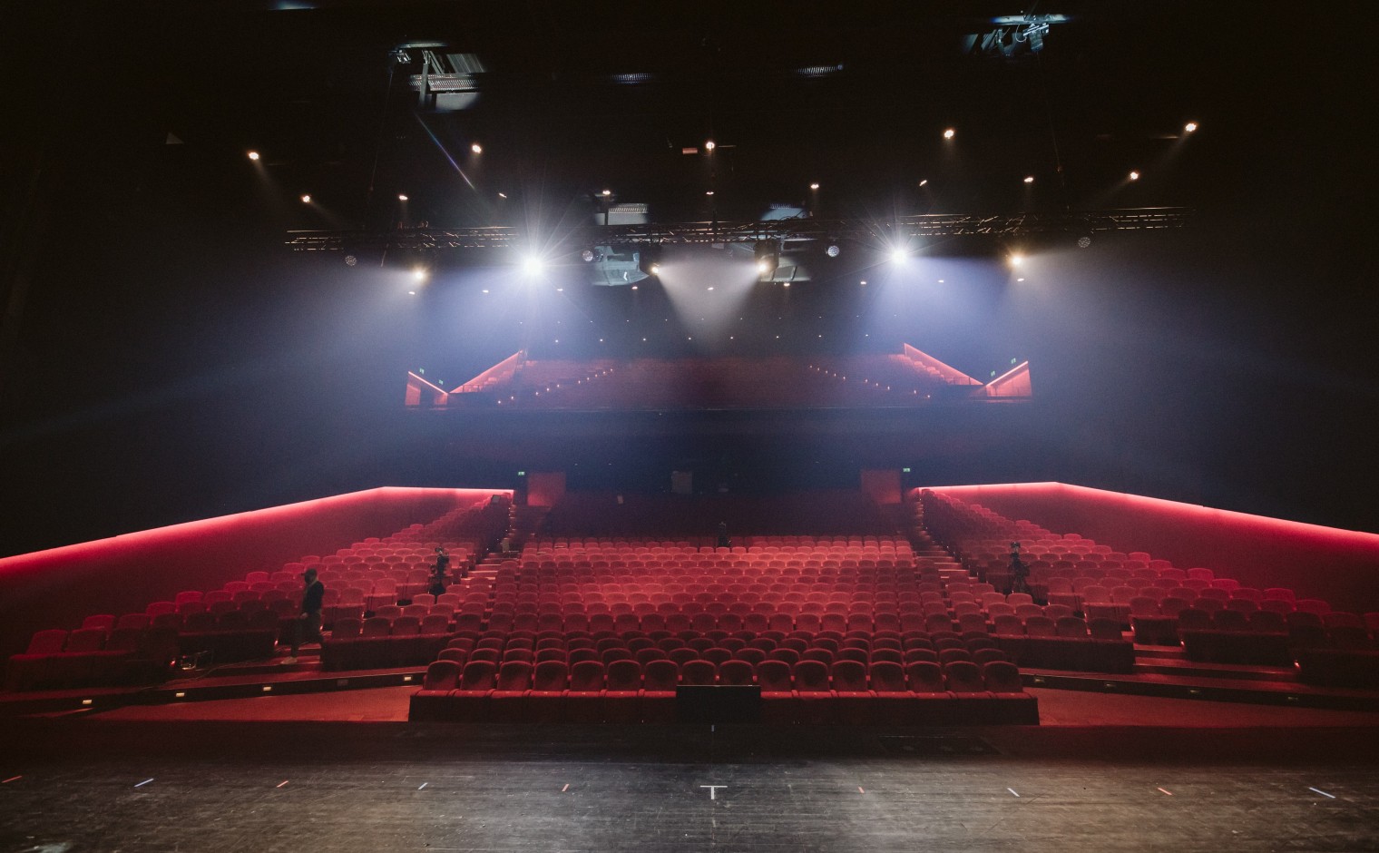 Lichten uit, spot aan! De theaters zijn weer open.