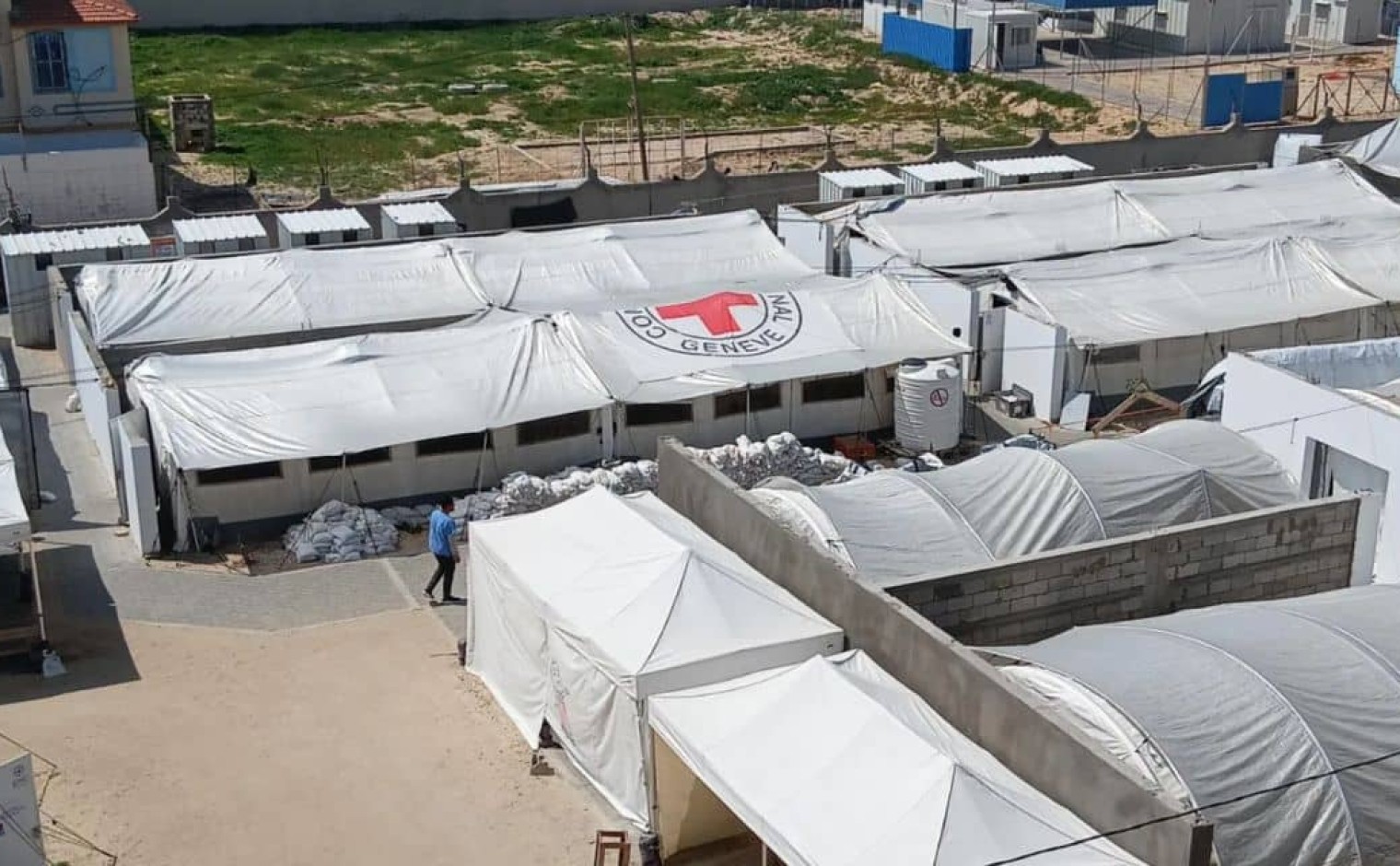 Het veldziekenhuis in Rafah, waar nu al een jaar honderden levens worden gered.