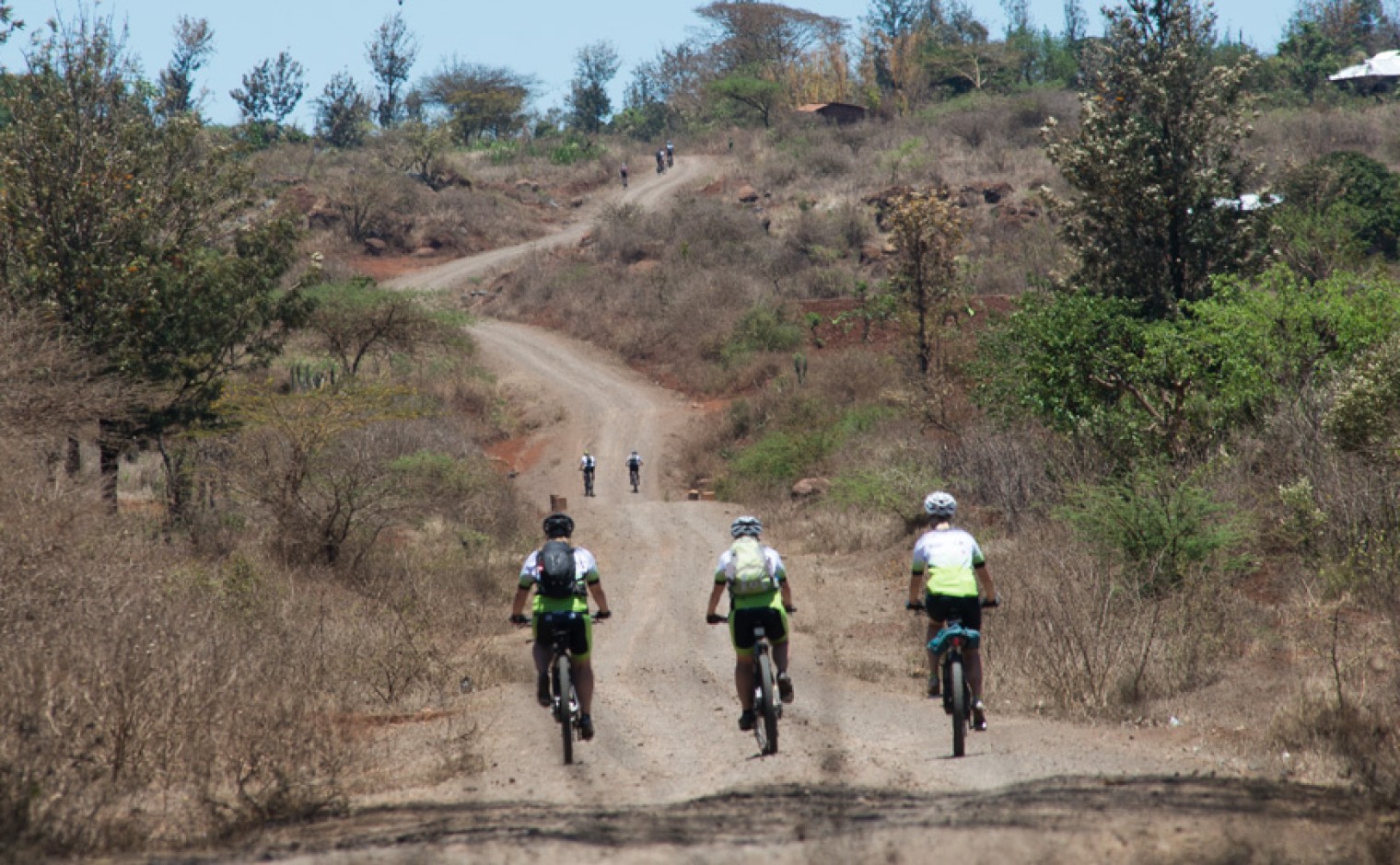 Medewerkers van Mindwize op de fiets naar de Kilimanjaro in 2015.