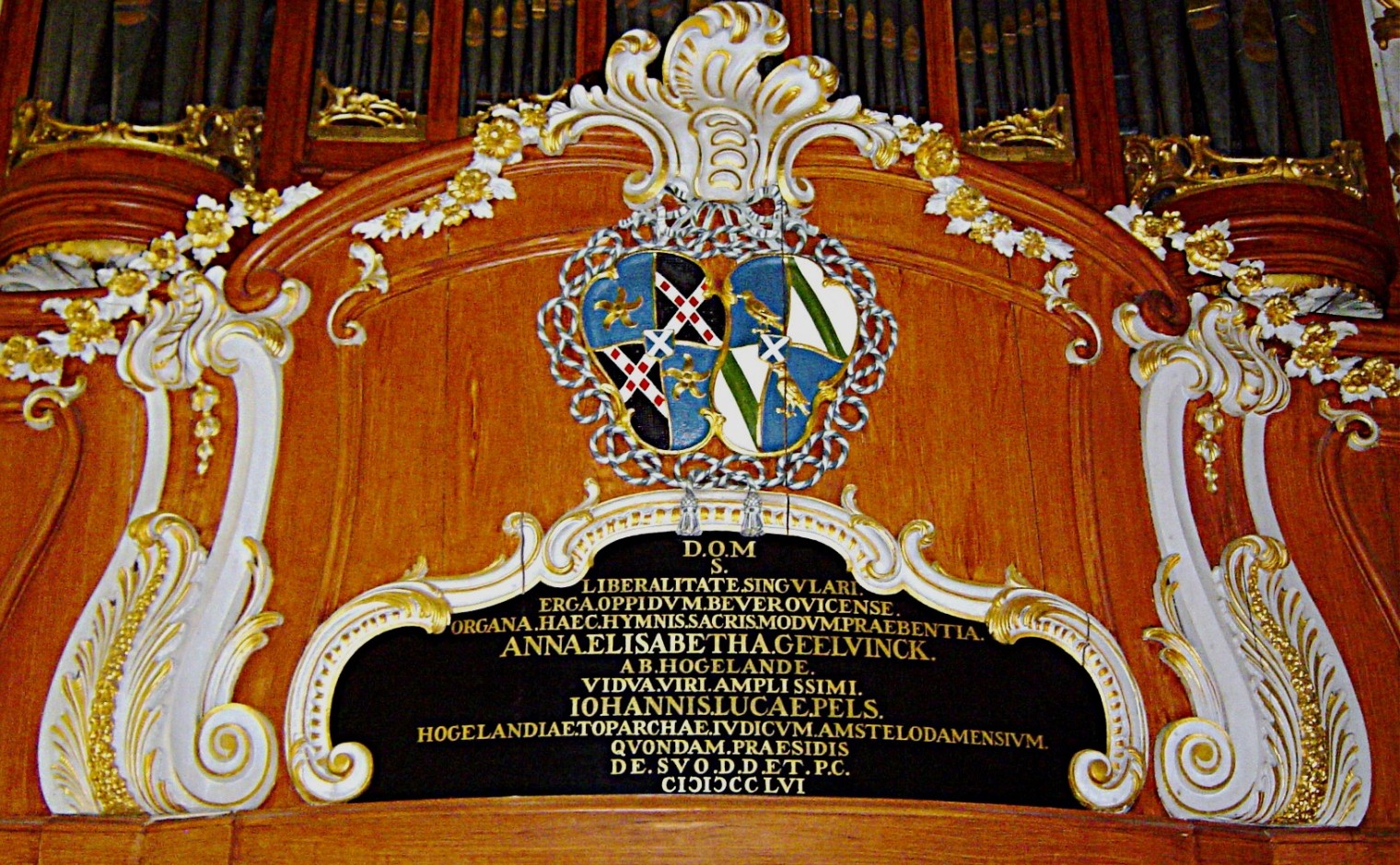 Borstwering van het orgel in de Grote Kerk van Beverwijk met de schenkingstekst en in grote letters de naam van Anna Elisabeth Geelvinck.