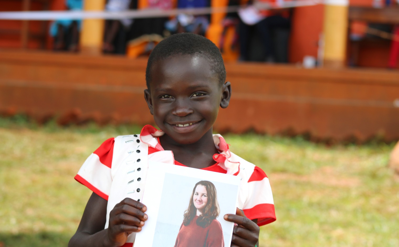 Portret van een kind dat net zijn sponsor heeft gekozen voor het programma 'Chosen'