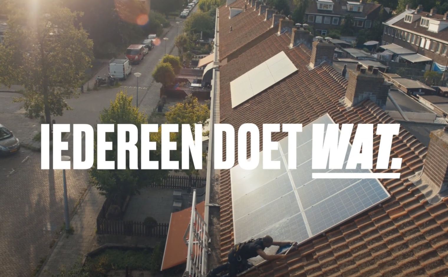Still uit campagne-video 'Iedereen doet wat' van de Rijksoverheid.