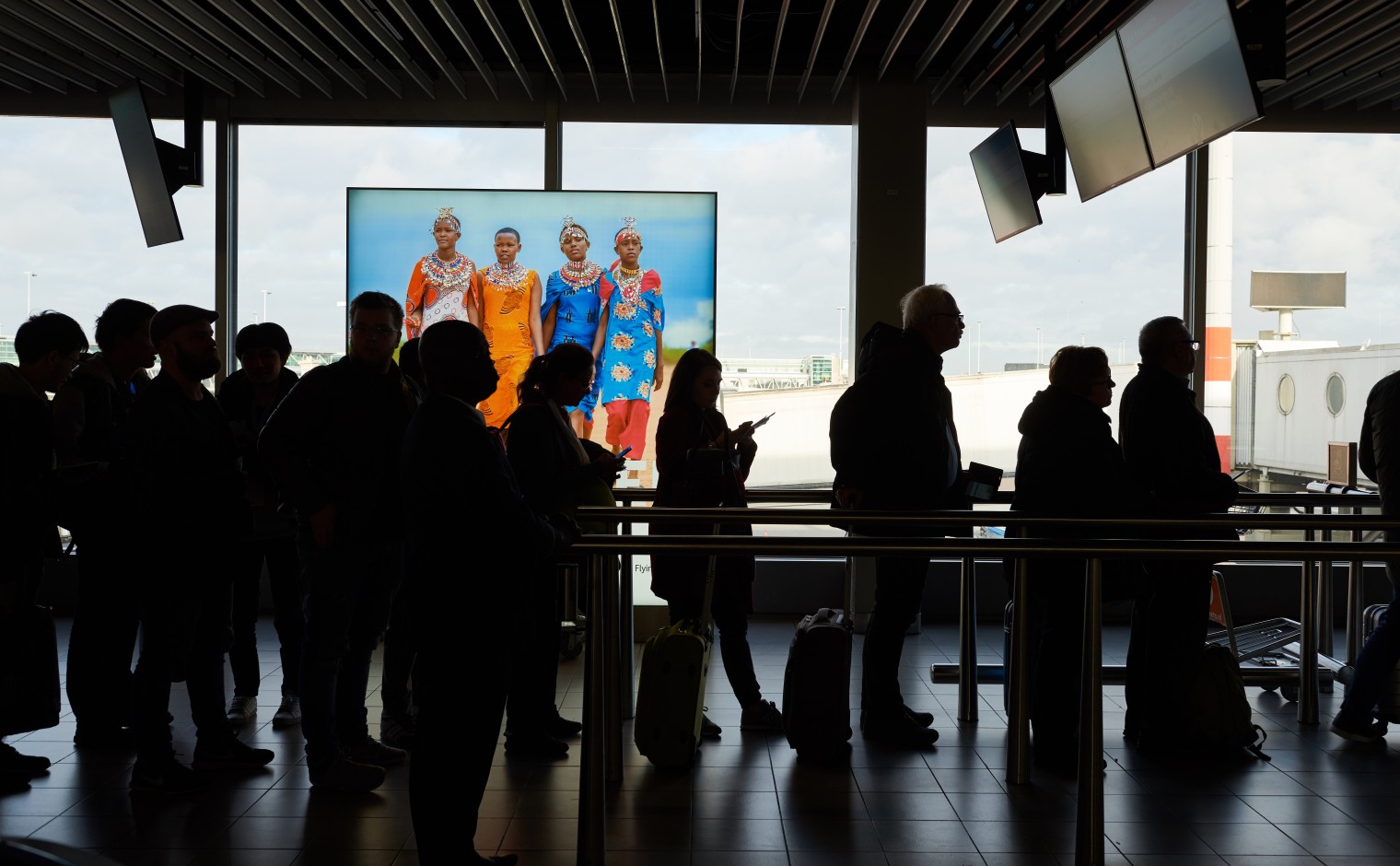 Een advertentie voor Amref Flying Doctors op Schiphol.