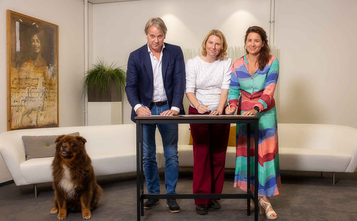 Ard Malenstein (Pets Place), Daphne Groenendijk (Hondenbescherming) en Marlou Mulders (Prins Petfoods) tekenen de samenwerkingsovereenkomst.