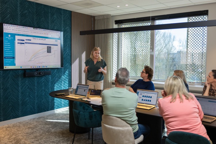 Jeanette Eesman-Foster tijdens een training op het kantoor van Mindwize