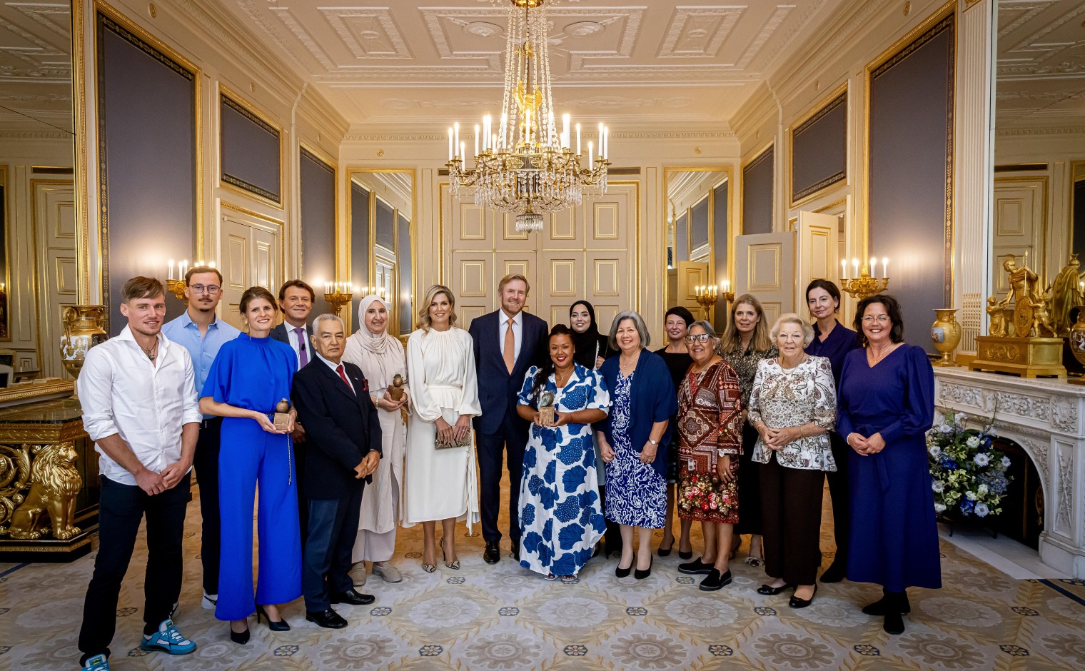 De winnaars van de Appeltjes van Oranje 2024 met de Koninklijke familie.