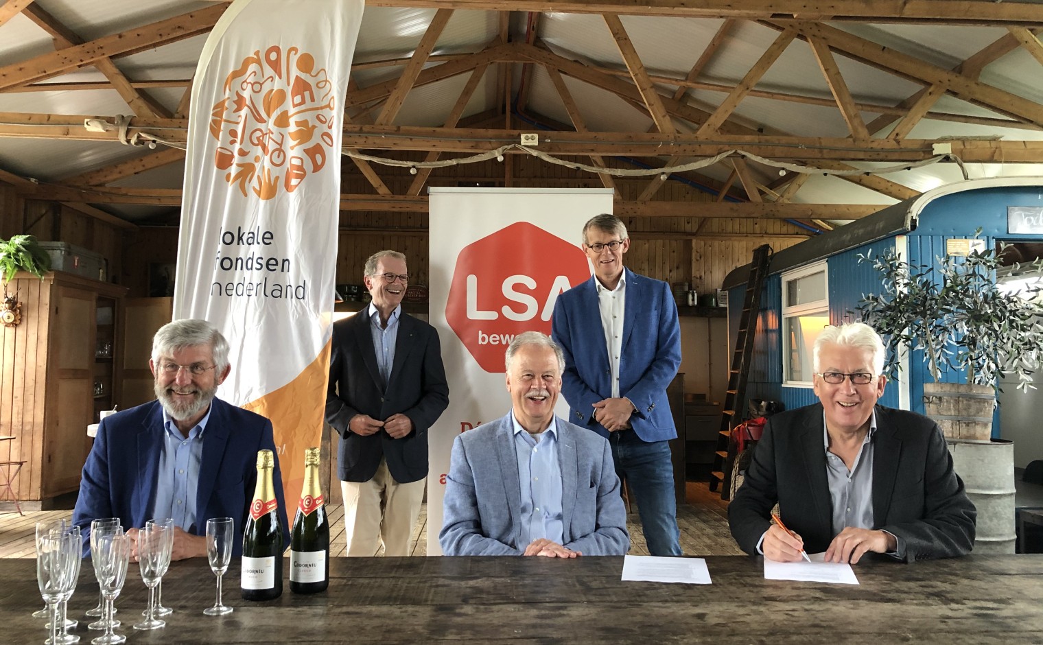 V.l.n.r.: Harrie Bosch (voorzitter LSA), Peter van der Torre, Pierre van Hedel (voorzitter LFN), Stan Uyland en Hans Zuiver (penningmeester/secretaris LSA).