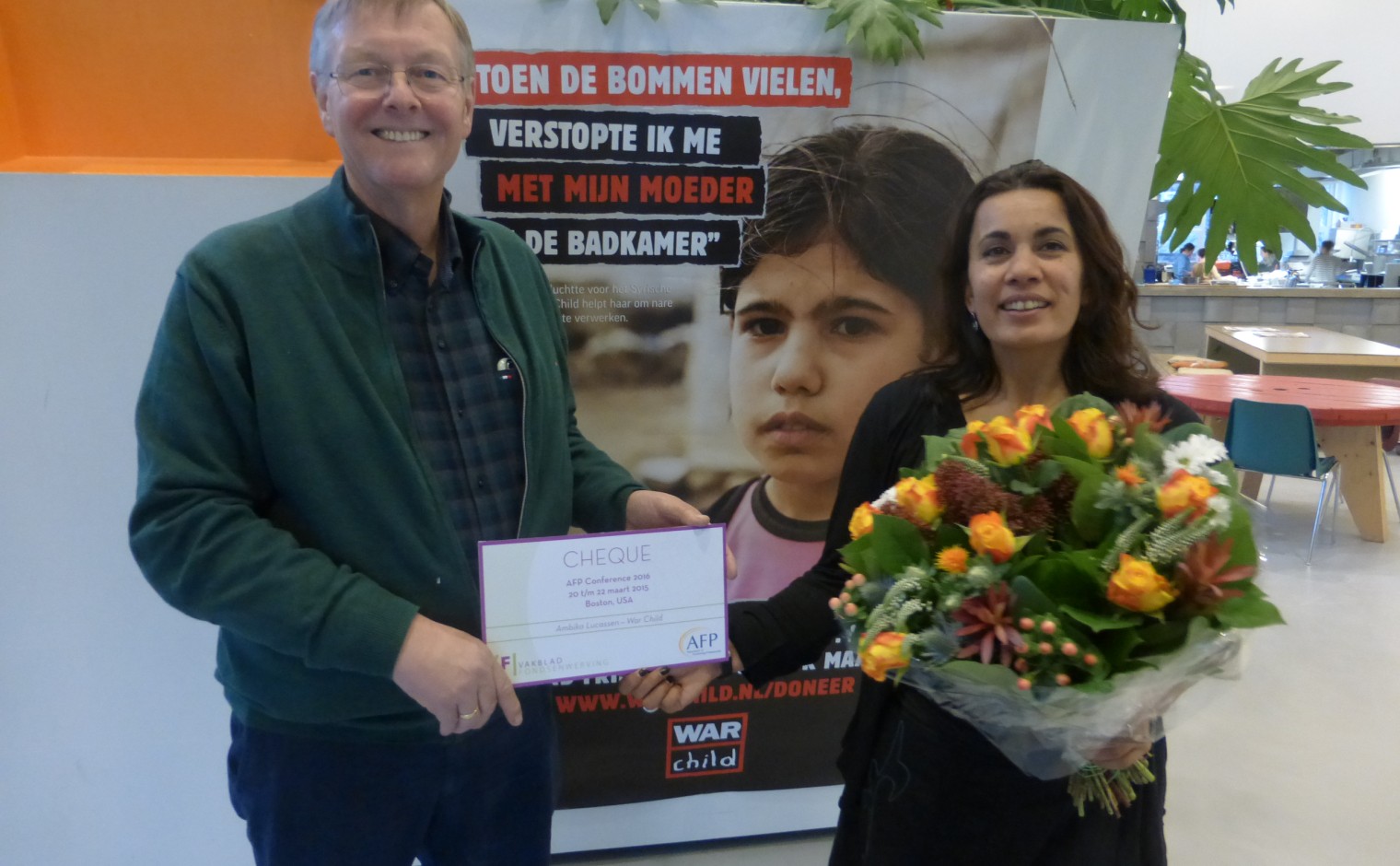 Ambika Lucassen van WarChild neemt prijs in ontvangst, uitgereikt door Jaap Zeekant, hoofdredacteur Vakblad Fondsenwerving