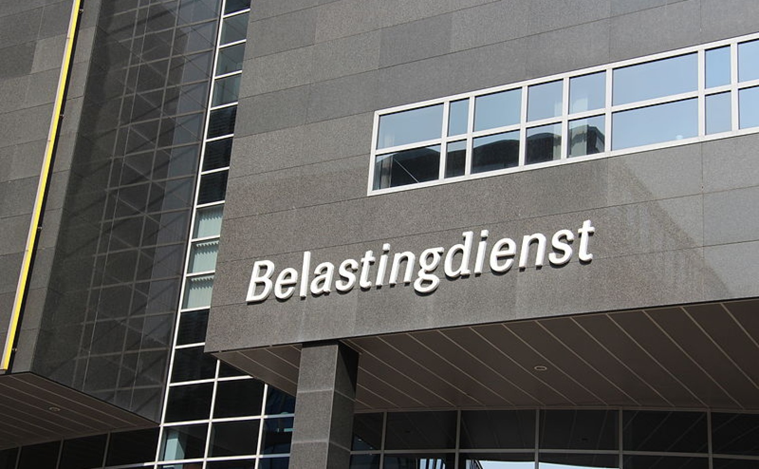 Voorkant van het kantoor van de Belastingdienst in Amsterdam.