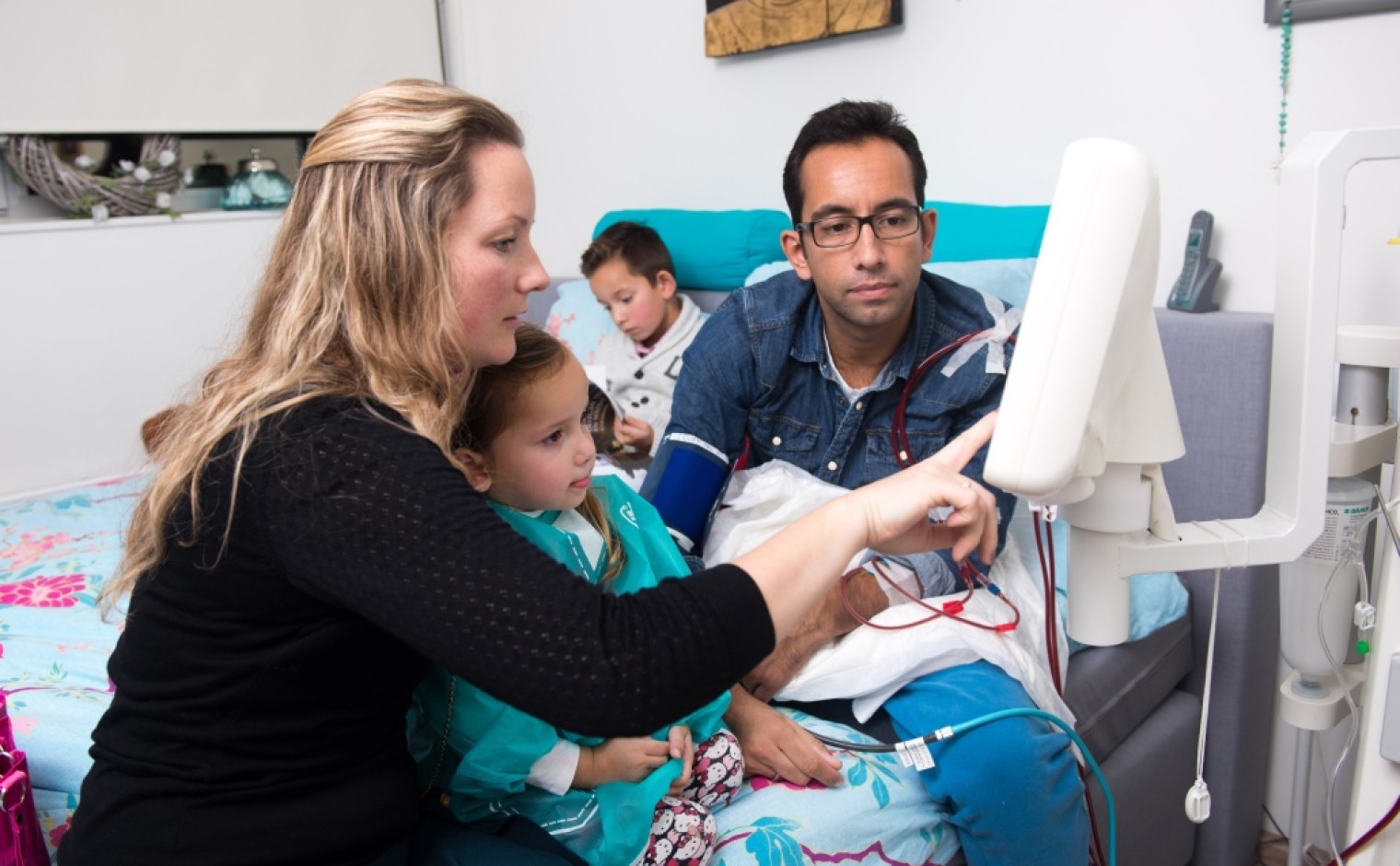 Nierpatiënt aan dialyseapparatuur