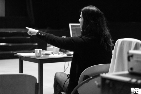 Hanneke van der Weele geeft een aanwijzing (C) Gerrit Bakker - Studio26.nl Studio26 - 2.jpg